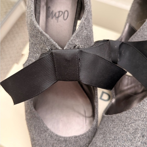 Impo Gray Felt Mary Jane Heels with Black Bow - Picture 4 of 4
